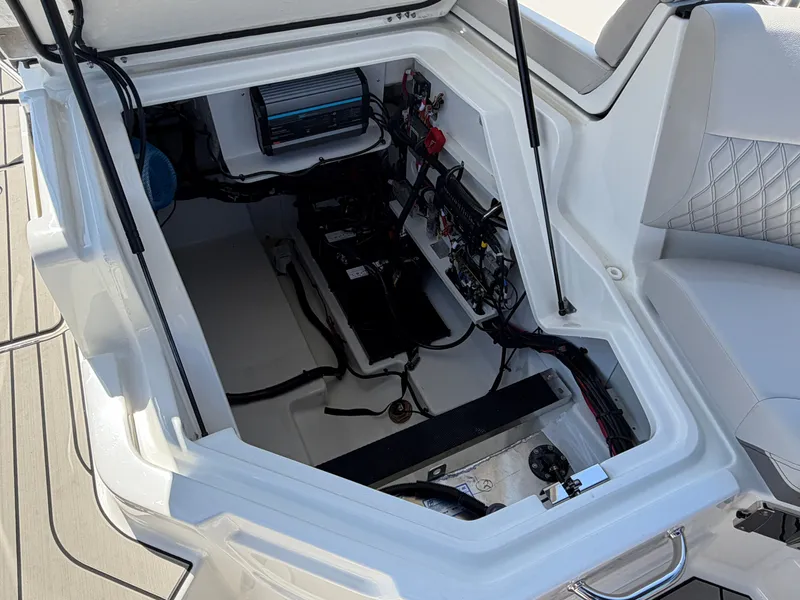 Slide: The Image of Sea Ray SLX 280 Outboard 2026 - 17
