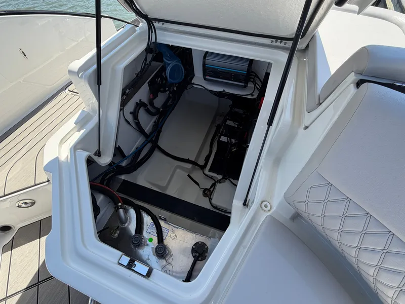 Slide: The Image of Sea Ray SLX 280 Outboard 2026 - 18