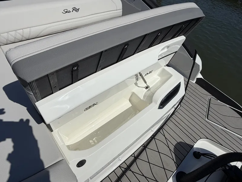 Slide: The Image of Sea Ray SLX 280 Outboard 2026 - 20