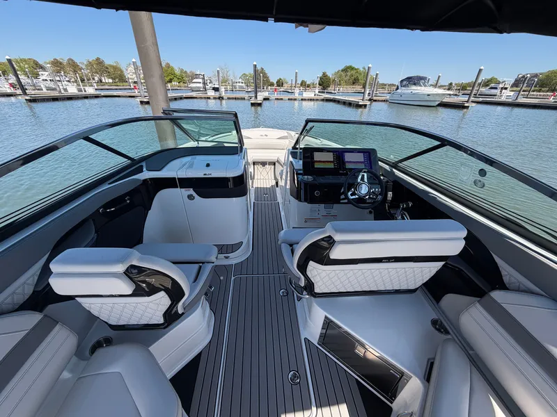 Slide: The Image of Sea Ray SLX 280 Outboard 2026 - 23