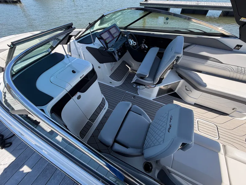 Slide: The Image of Sea Ray SLX 280 Outboard 2026 - 25