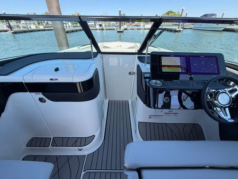 Slide: The Image of Sea Ray SLX 280 Outboard 2026 - 29