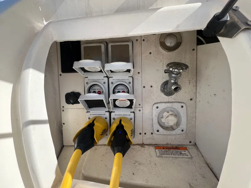 Slide: The Image of Sea Ray Sundancer 350 2018 - 10