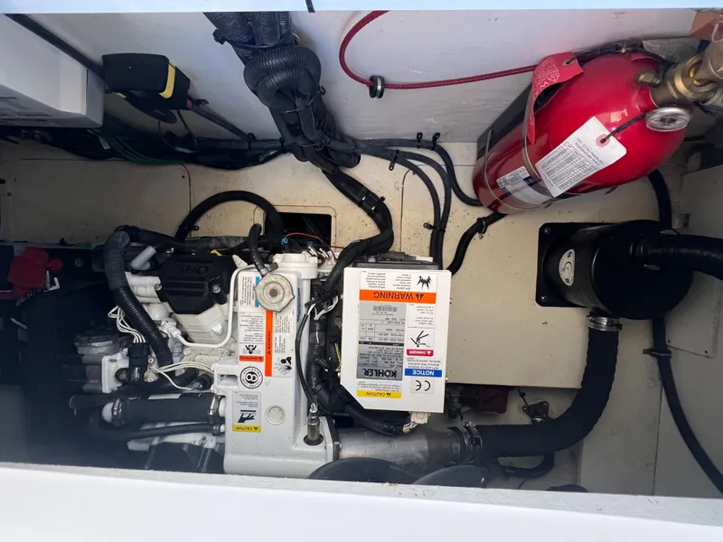 Slide: The Image of Sea Ray Sundancer 350 2018 - 74