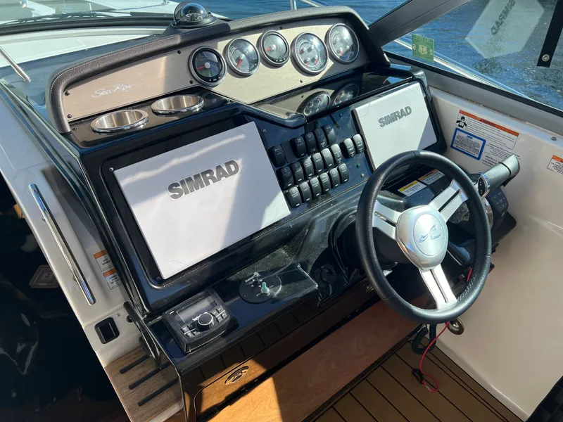 Slide: The Image of Sea Ray Sundancer 350 2018 - 25