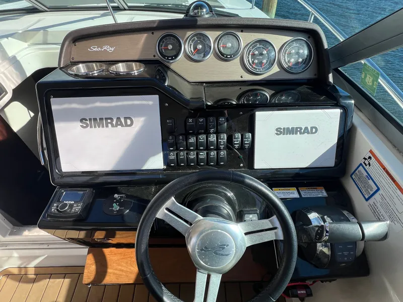 Slide: The Image of Sea Ray Sundancer 350 2018 - 28