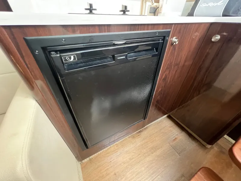 Slide: The Image of Sea Ray Sundancer 350 2018 - 43
