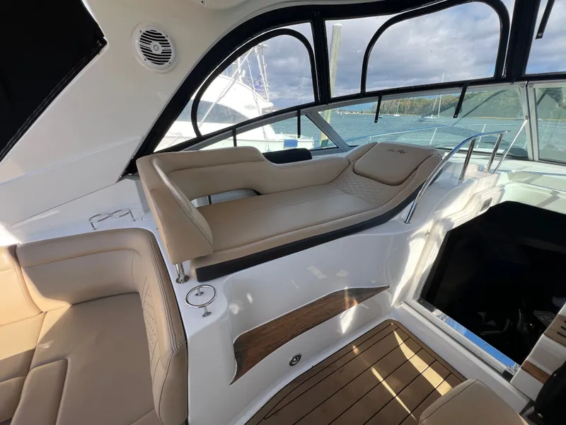 Slide: The Image of Sea Ray Sundancer 350 2018 - 21