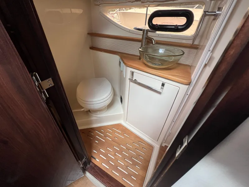Slide: The Image of Sea Ray Sundancer 350 2018 - 56