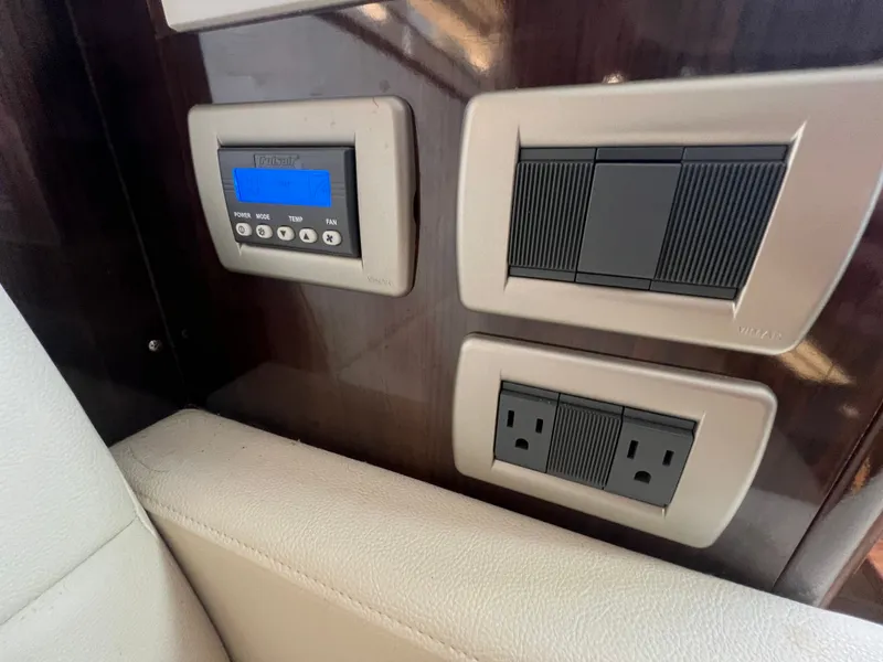 Slide: The Image of Sea Ray Sundancer 350 2018 - 42