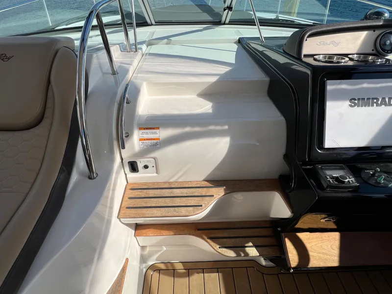 Slide: The Image of Sea Ray Sundancer 350 2018 - 31
