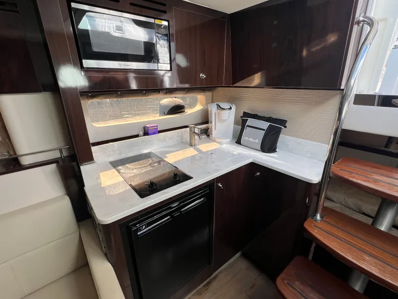 Slide: The Image of Sea Ray Sundancer 350 2018 - 32