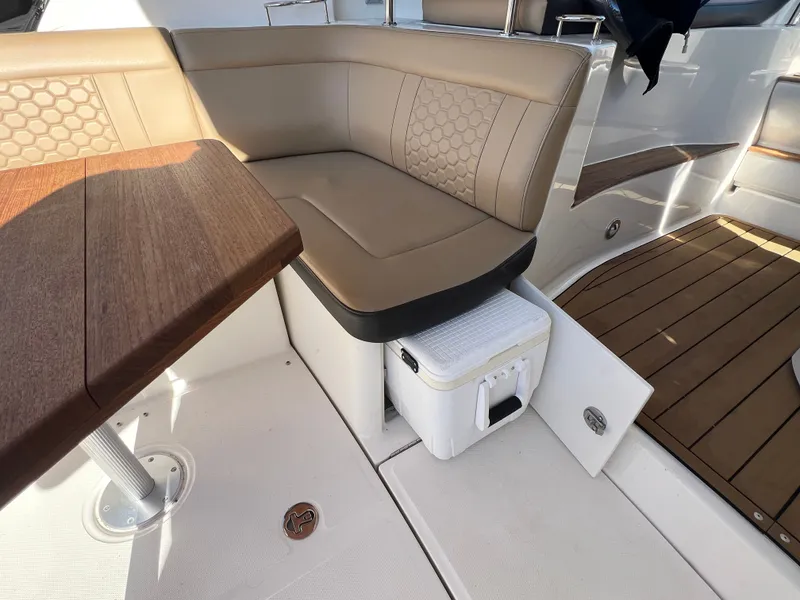 Slide: The Image of Sea Ray Sundancer 350 2018 - 19
