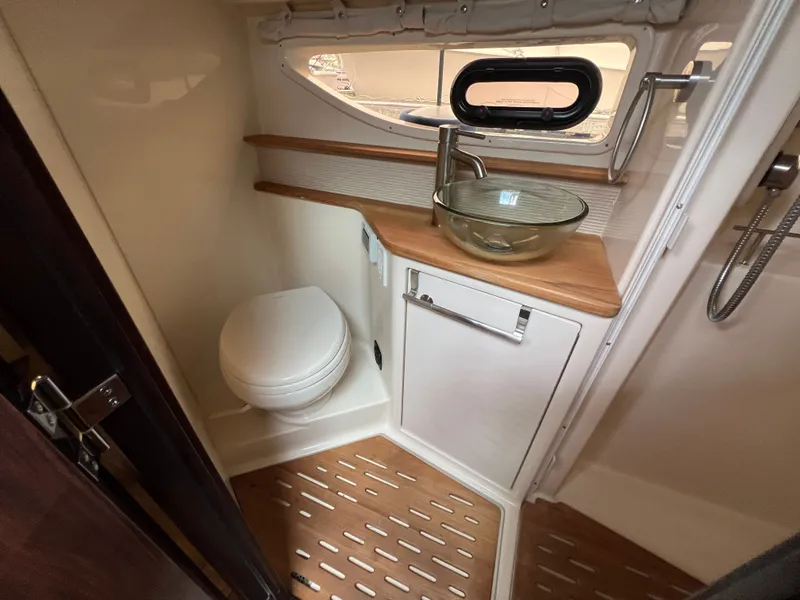 Slide: The Image of Sea Ray Sundancer 350 2018 - 60