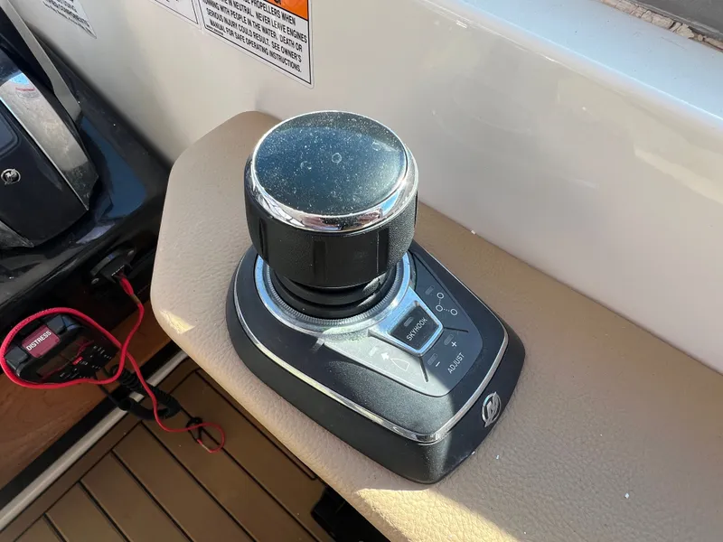 Slide: The Image of Sea Ray Sundancer 350 2018 - 27