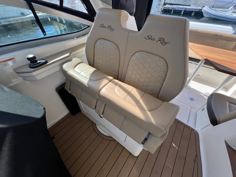Slide: The Image of Sea Ray Sundancer 350 2018 - 23