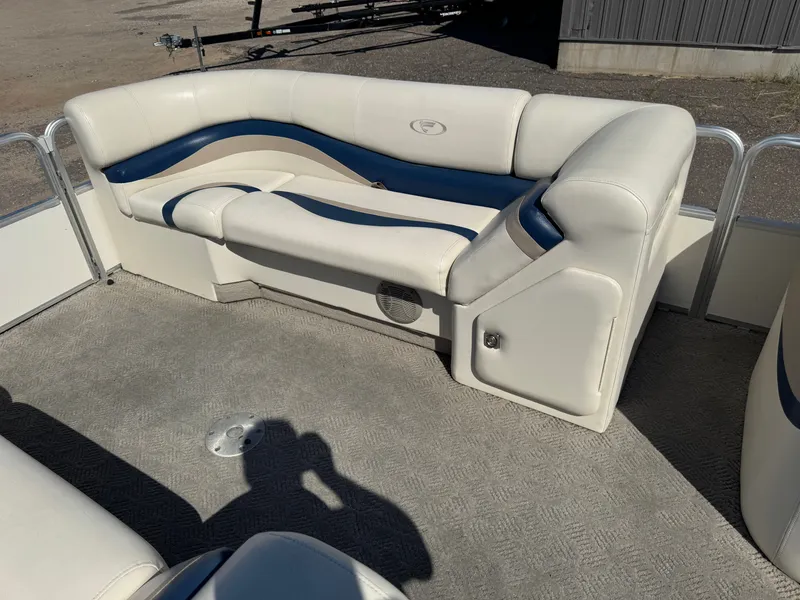 Slide: The Image of Fisher 220 Freedom Pontoon 2004 - 18