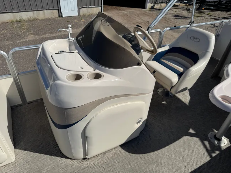 Slide: The Image of Fisher 220 Freedom Pontoon 2004 - 23