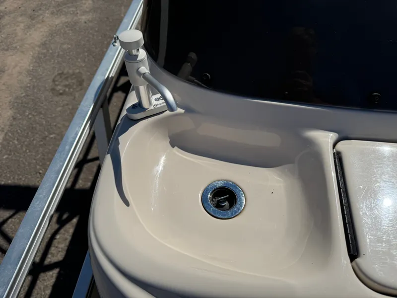 Slide: The Image of Fisher 220 Freedom Pontoon 2004 - 26