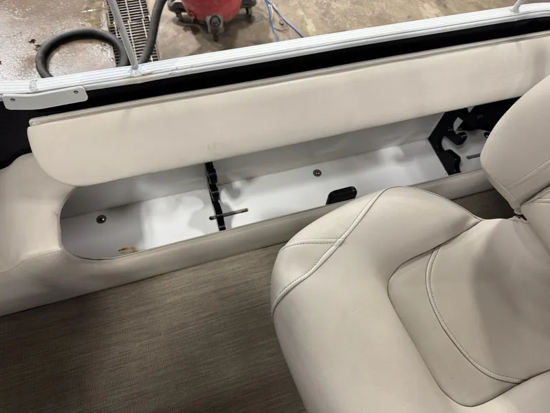 Slide: The Image of Bennington 2017 Bennington 22 SS Pontoon & 90HP Yamaha 4-Stroke 2017 - 36