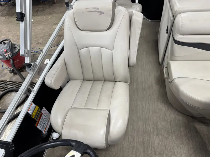 Slide: The Image of Bennington 22 SS Pontoon with 90HP Yamaha Fourstroke EFI 2017 - 20