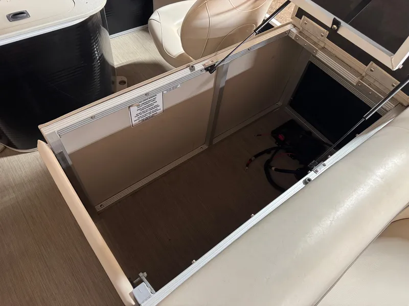 Slide: The Image of Bennington 22 SS Pontoon with 90HP Yamaha Fourstroke EFI 2017 - 32