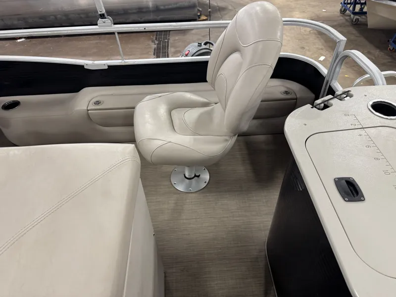 Slide: The Image of Bennington 22 SS Pontoon with 90HP Yamaha Fourstroke EFI 2017 - 44