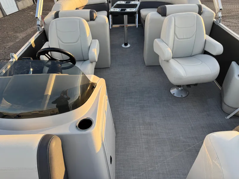 Slide: The Image of Sylvan Mirage 822 LZ Pontoon 2020 - 18