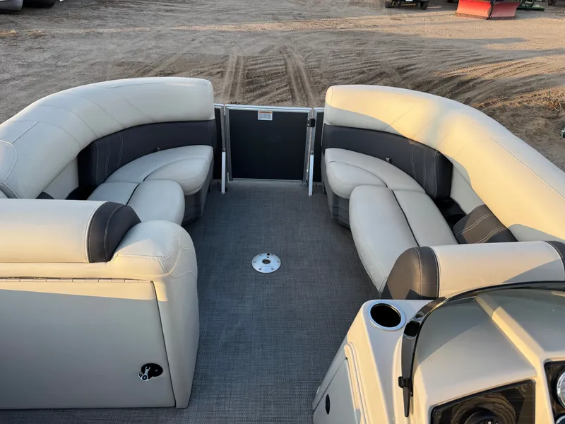 Slide: The Image of Sylvan Mirage 822 LZ Pontoon 2020 - 20