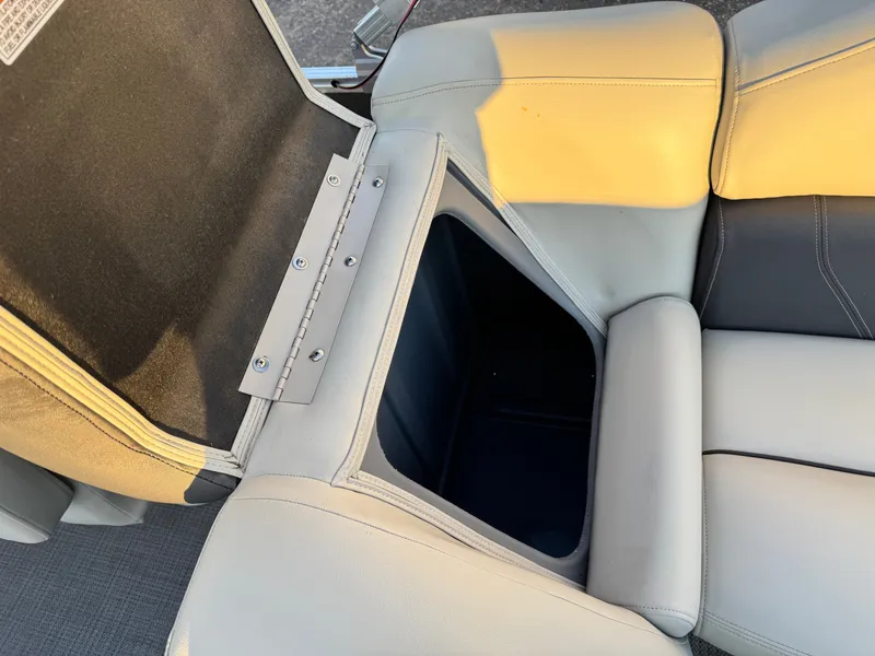 Slide: The Image of Sylvan Mirage 822 LZ Pontoon 2020 - 24