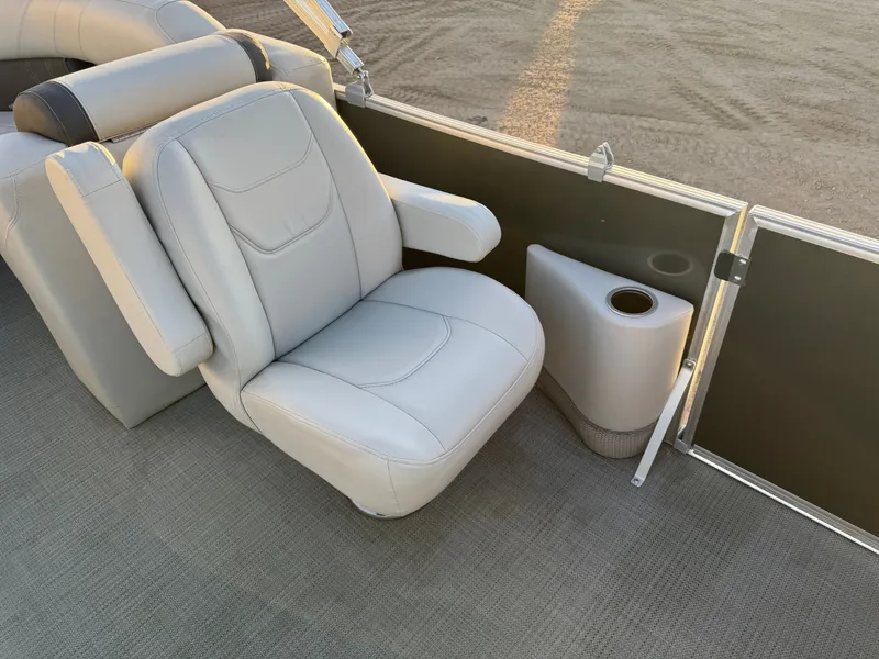 Slide: The Image of Sylvan Mirage 822 LZ Pontoon 2020 - 34