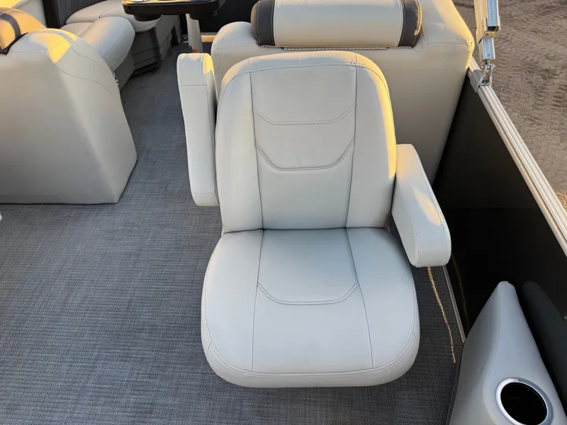 Slide: The Image of Sylvan Mirage 822 LZ Pontoon 2020 - 35