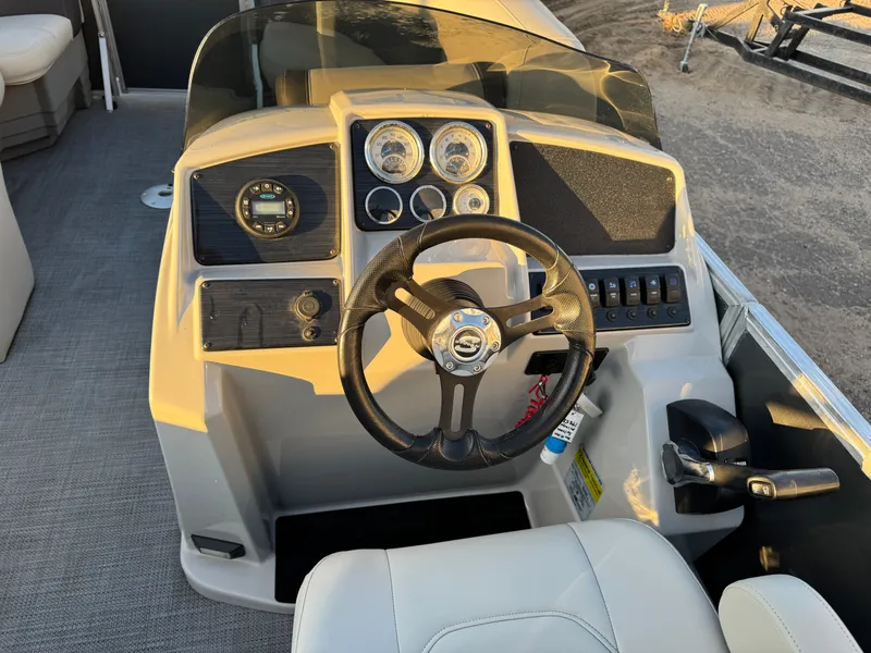 Slide: The Image of Sylvan Mirage 822 LZ Pontoon 2020 - 40