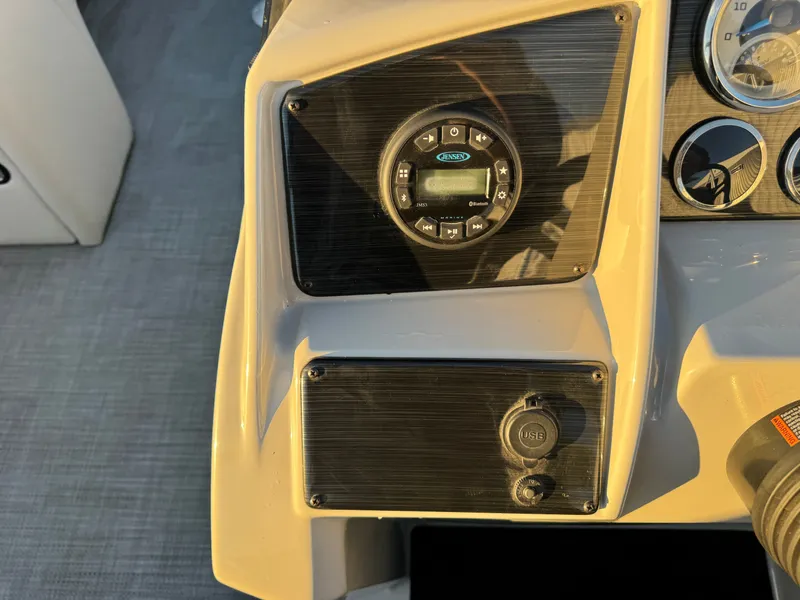 Slide: The Image of Sylvan Mirage 822 LZ Pontoon 2020 - 43