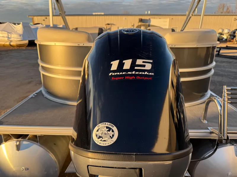 Slide: The Image of Sylvan Mirage 822 LZ Pontoon 2020 - 5