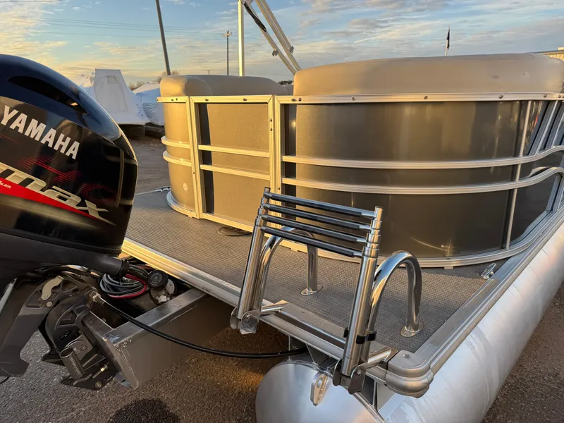 Slide: The Image of Sylvan Mirage 822 LZ Pontoon 2020 - 6