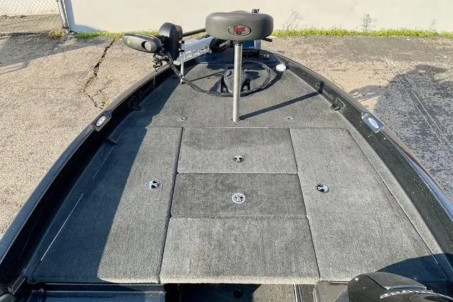 Slide: The Image of 2008 Ranger 188 VX boat deck with seating and trolling motor. - 20