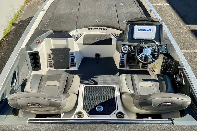 Slide: The Image of 2020 Ranger Z520L boat interior with dual seats and Lowrance navigation system. - 19
