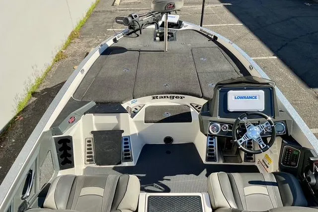 Slide: The Image of 2020 Ranger Z520L boat interior with Lowrance electronics and seating. - 20