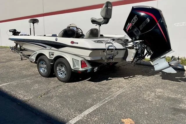 Slide: The Image of 2020 Ranger Z520L boat with dual seats and powerful outboard motor. - 8