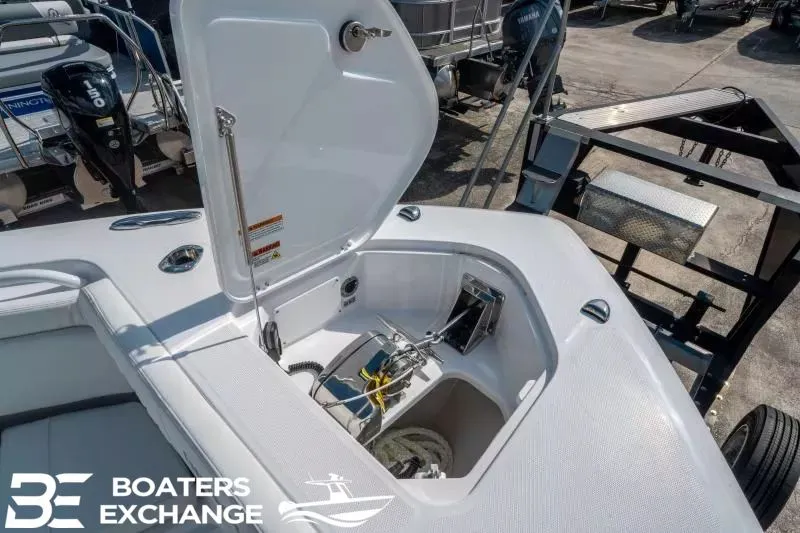 Slide: The Image of Everglades 395 Center Console 2026 - 24