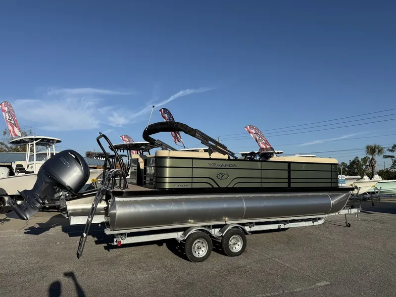 Slide: The Image of Veranda Vista View Series X22RC-TRITOON-150HP 2026 - 2