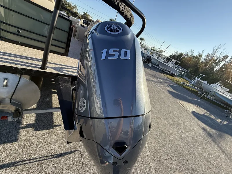 Slide: The Image of Veranda Vista View Series X22RC-TRITOON-150HP 2026 - 4