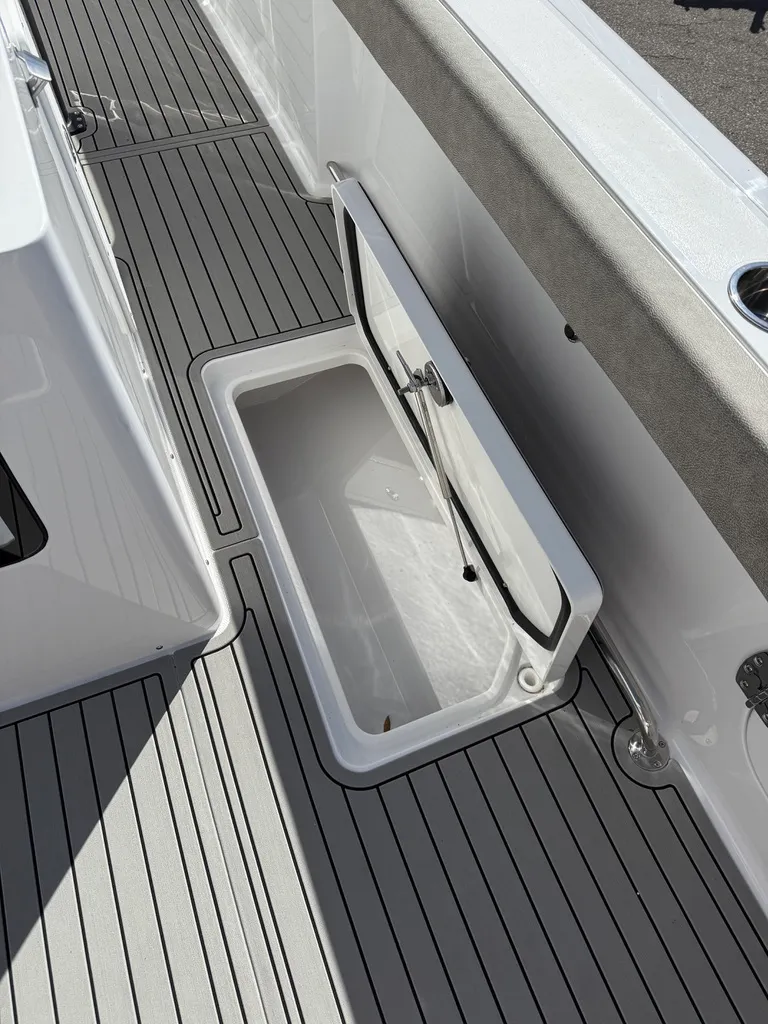 Slide: The Image of Sea Hunt Gamefish 30 FS 2026 - 17