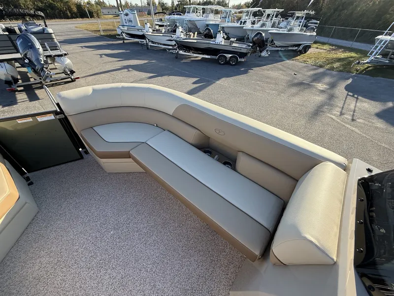 Slide: The Image of Veranda Vista View Series X22RC-TRITOON-150HP 2026 - 12