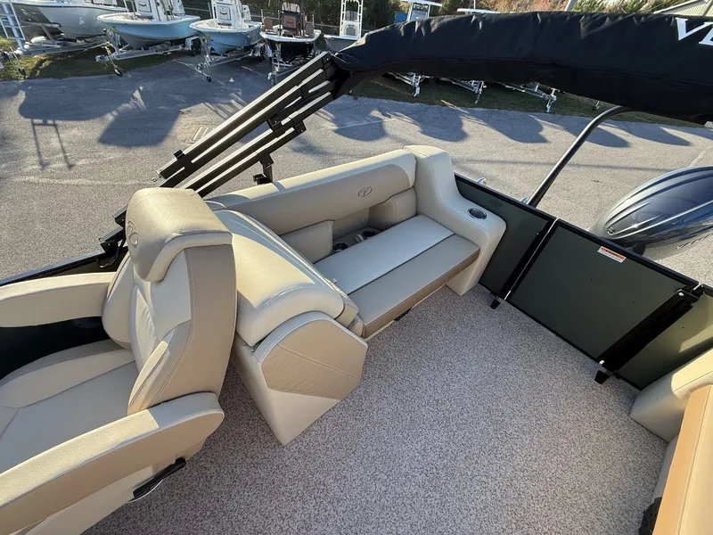 Slide: The Image of Veranda Vista View Series X22RC-TRITOON-150HP 2026 - 5