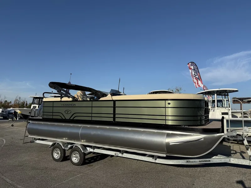 The Image of Veranda Vista View Series X22RC TRITOON 2026 - 1