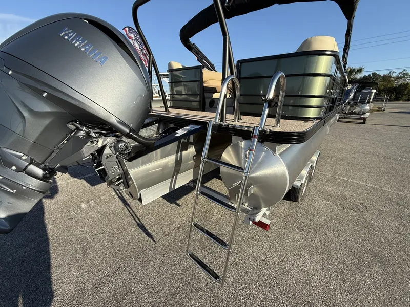 Slide: The Image of Veranda Vista View Series X22RC TRITOON 2026 - 3