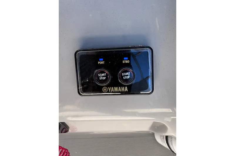 Slide: The Image of Yamaha start-stop control panel on 2014 Robalo R265 Walkaround boat. - 34