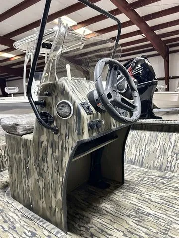 Slide: The Image of SeaArk Shadow 18T 2026 - 10